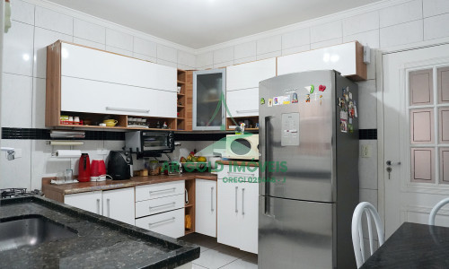 EXCLUSIVIDADE E CONFORTO: CASA COM 2 SUÍTES NA VILA POLOPOLI!