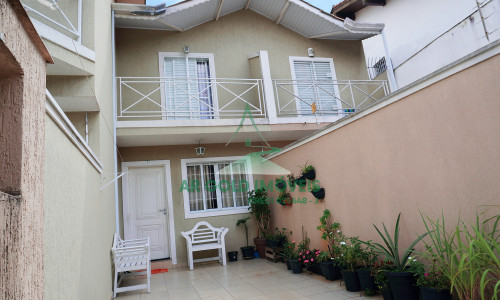 EXCLUSIVIDADE E CONFORTO: CASA COM 2 SUÍTES NA VILA POLOPOLI!